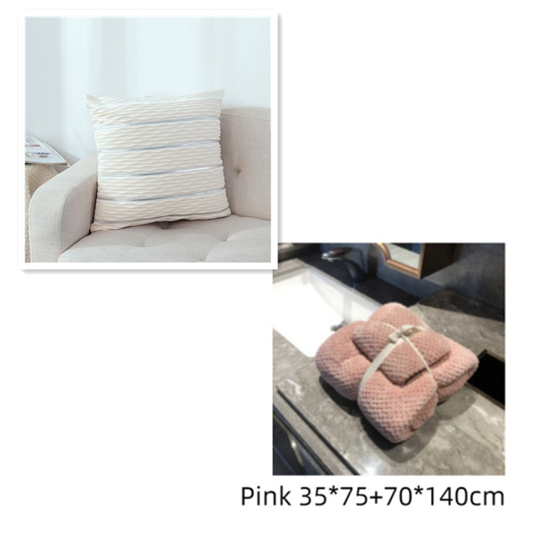 Luxuriöser Kissenbezug aus gestreiftem Samt mit plüschiger, angenehmer Textur.