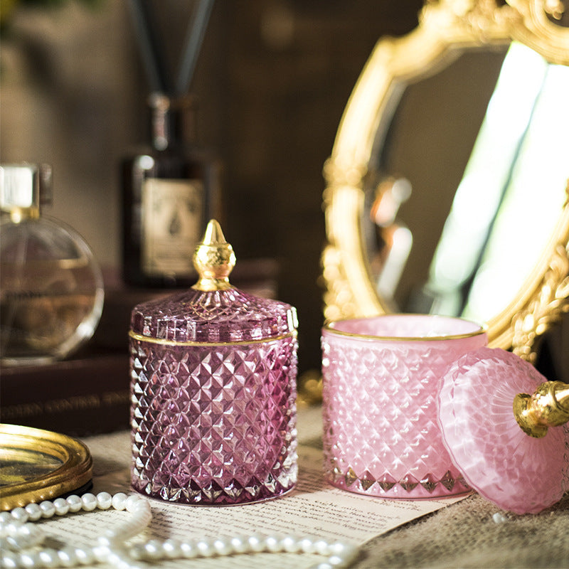 Luxuriöses, fein geschliffenes Glasgefäß mit goldenem Spitzenverschluss. 