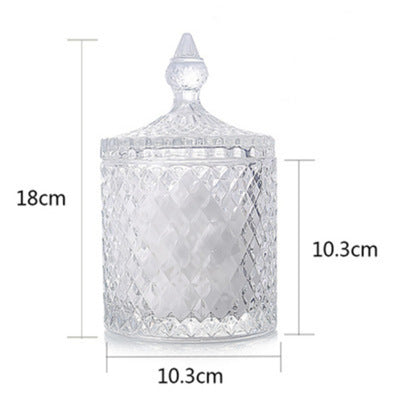 Luxuriöses, fein geschliffenes Glasgefäß mit goldenem Spitzenverschluss. 