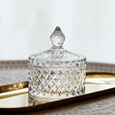 Luxuriöses, fein geschliffenes Glasgefäß mit goldenem Spitzenverschluss. 