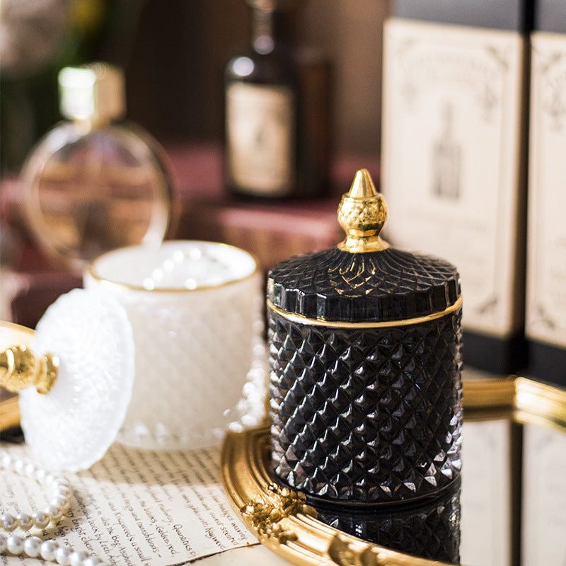 Luxuriöses, fein geschliffenes Glasgefäß mit goldenem Spitzenverschluss. 