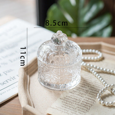 Luxuriöses, fein geschliffenes Glasgefäß mit goldenem Spitzenverschluss. 