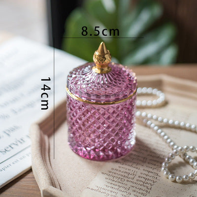 Luxuriöses, fein geschliffenes Glasgefäß mit goldenem Spitzenverschluss. 