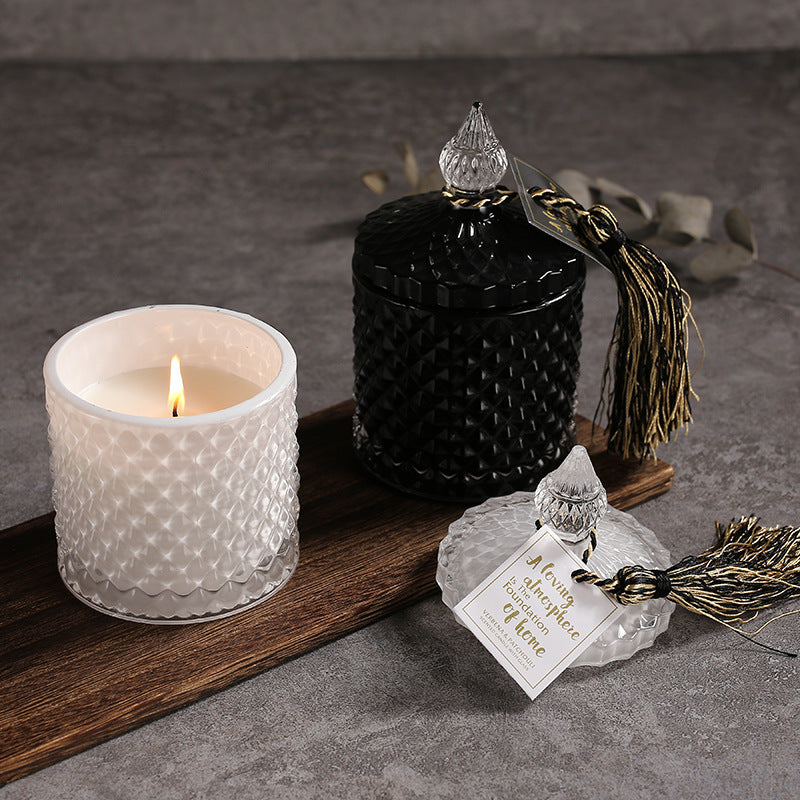 Kreative Aromatherapie-Glaskerze aus Sojawachs mit Deckel mit Knopf.