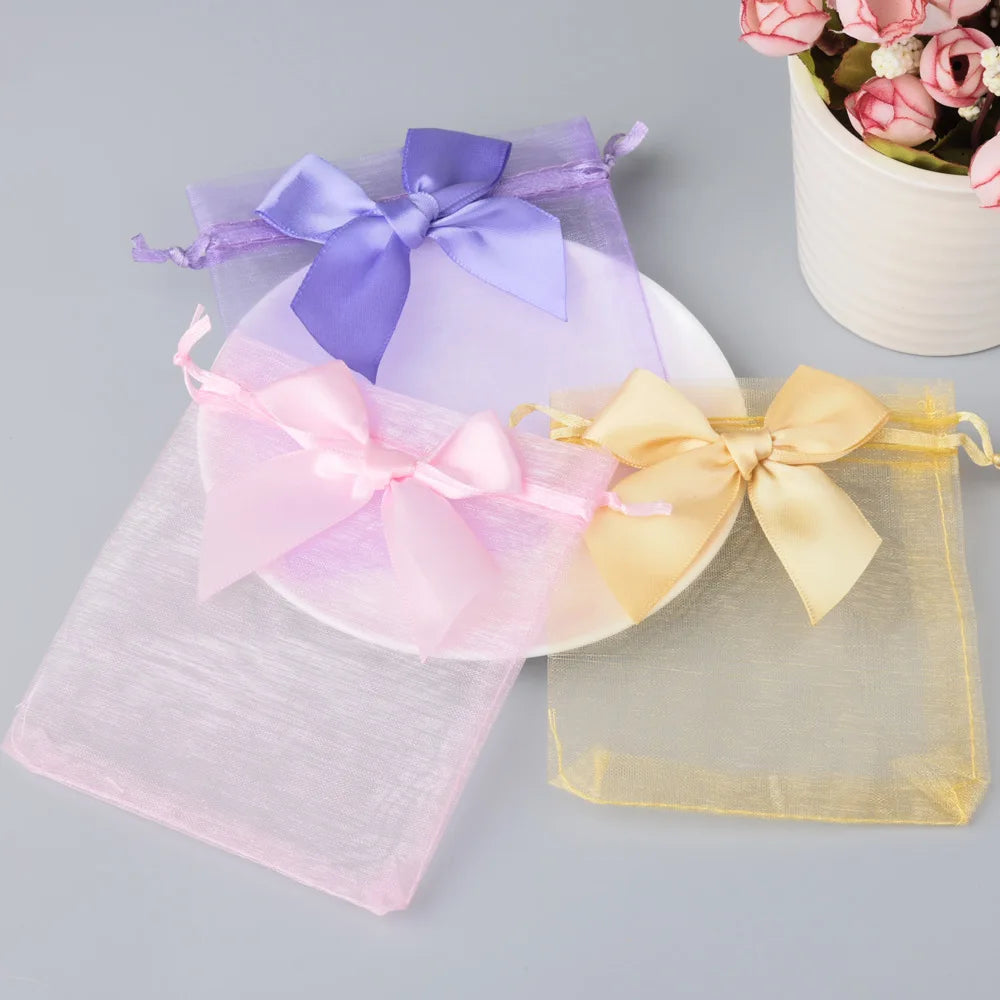 Organza-Geschenkbeutel mit Schleife und Kordelzug.
