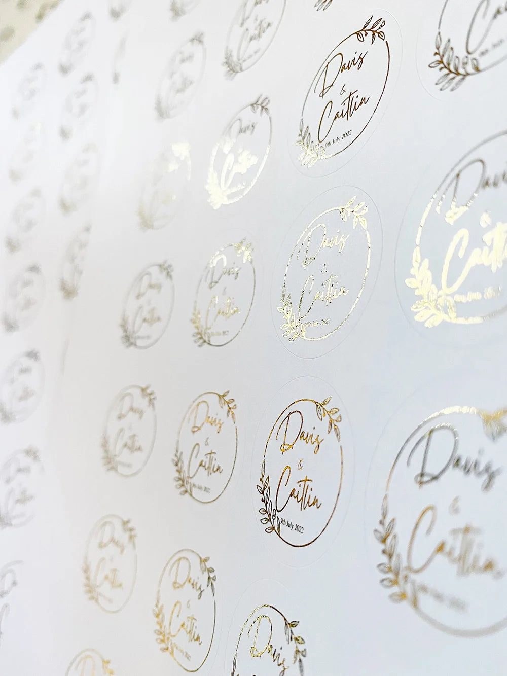 Transparente Etikettenaufkleber aus Goldfolie, ideal für alle Event-Briefpapiere.