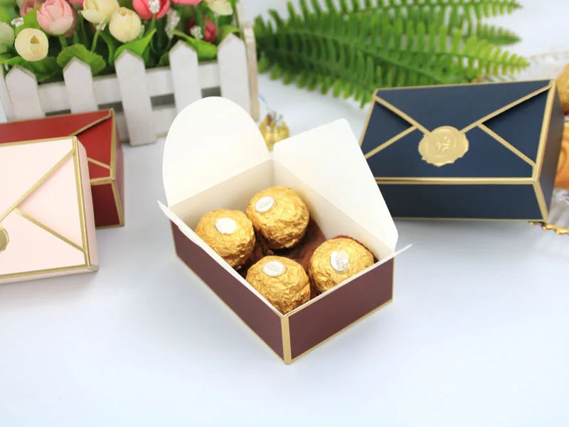 Neue Geschenkboxen, Verpackung in Umschlagform, Hochzeitsgeschenk.