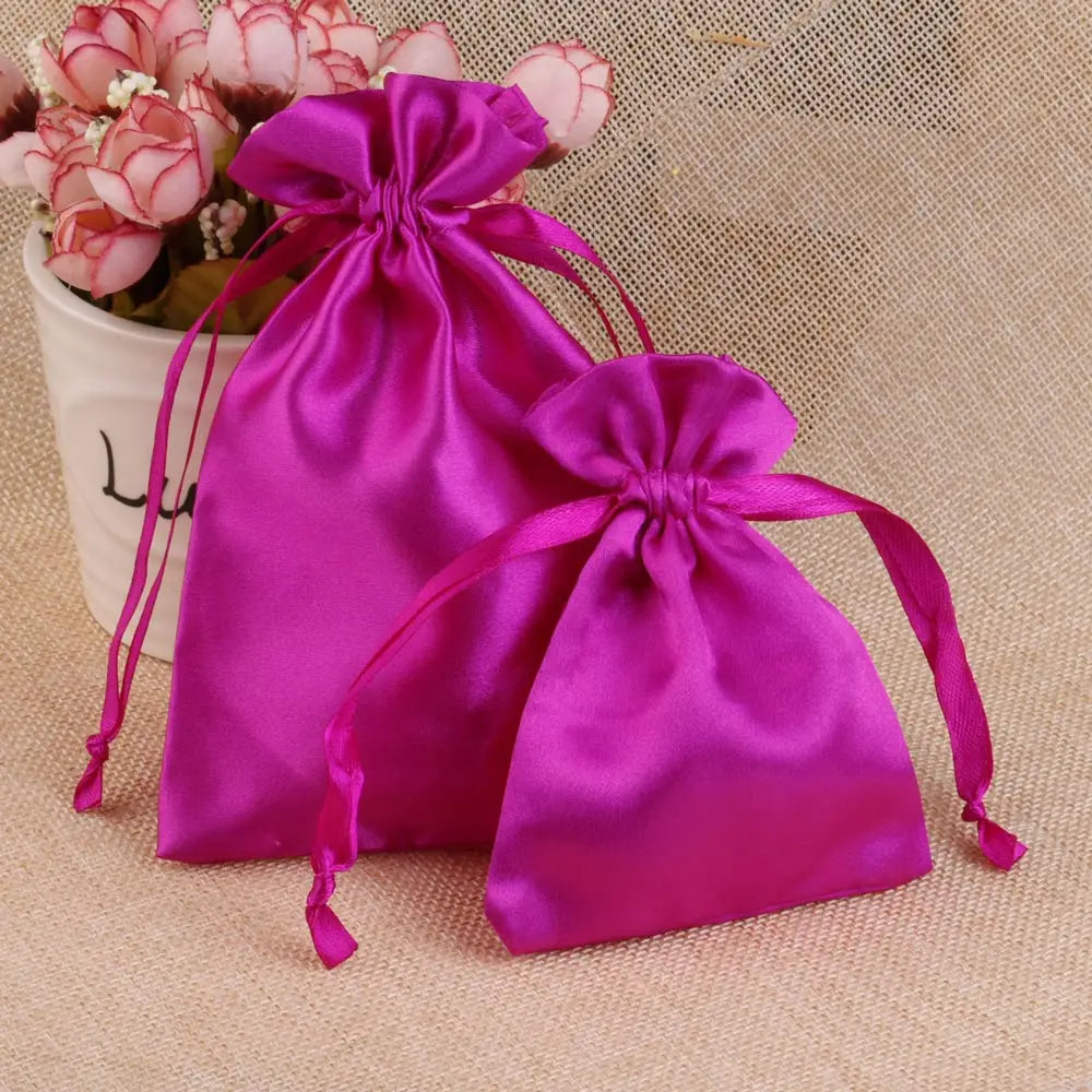 Satinbeutel mit Kordelzug zum Verpacken von Geschenktüten.
