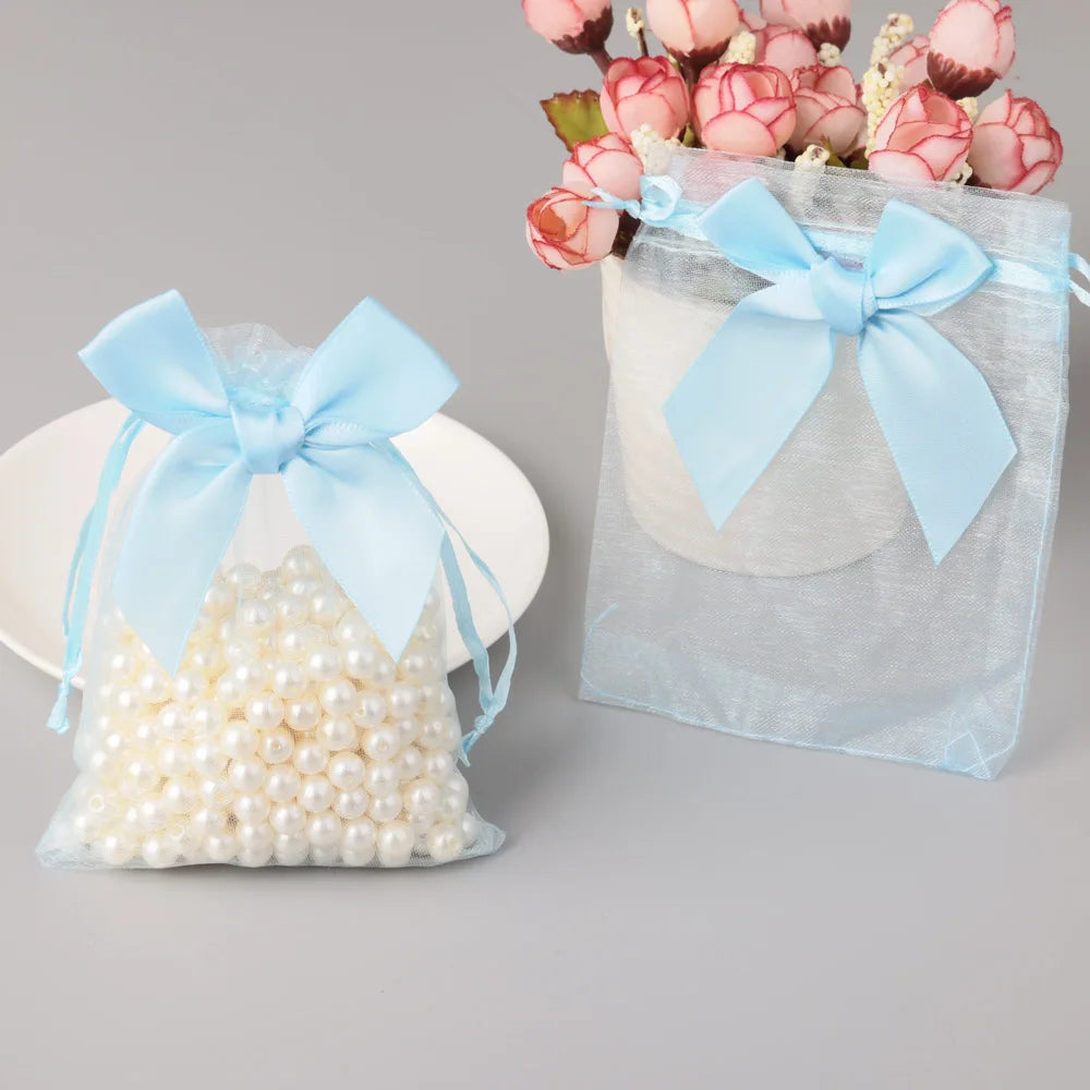 Organza-Geschenkbeutel mit Schleife und Kordelzug.