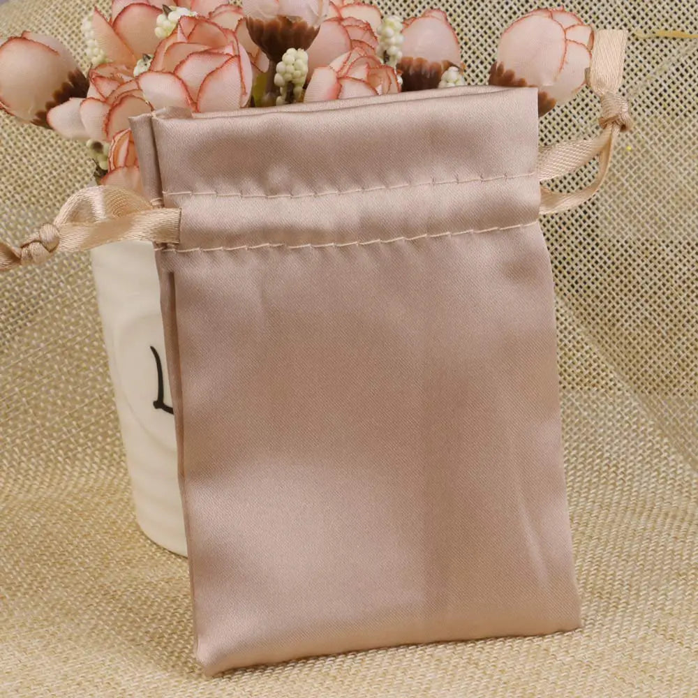 Satinbeutel mit Kordelzug zum Verpacken von Geschenktüten.