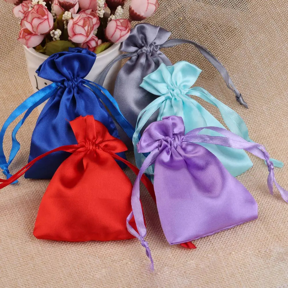 Satinbeutel mit Kordelzug zum Verpacken von Geschenktüten.