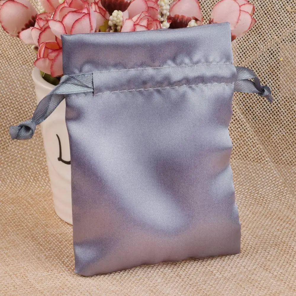 Satinbeutel mit Kordelzug zum Verpacken von Geschenktüten.