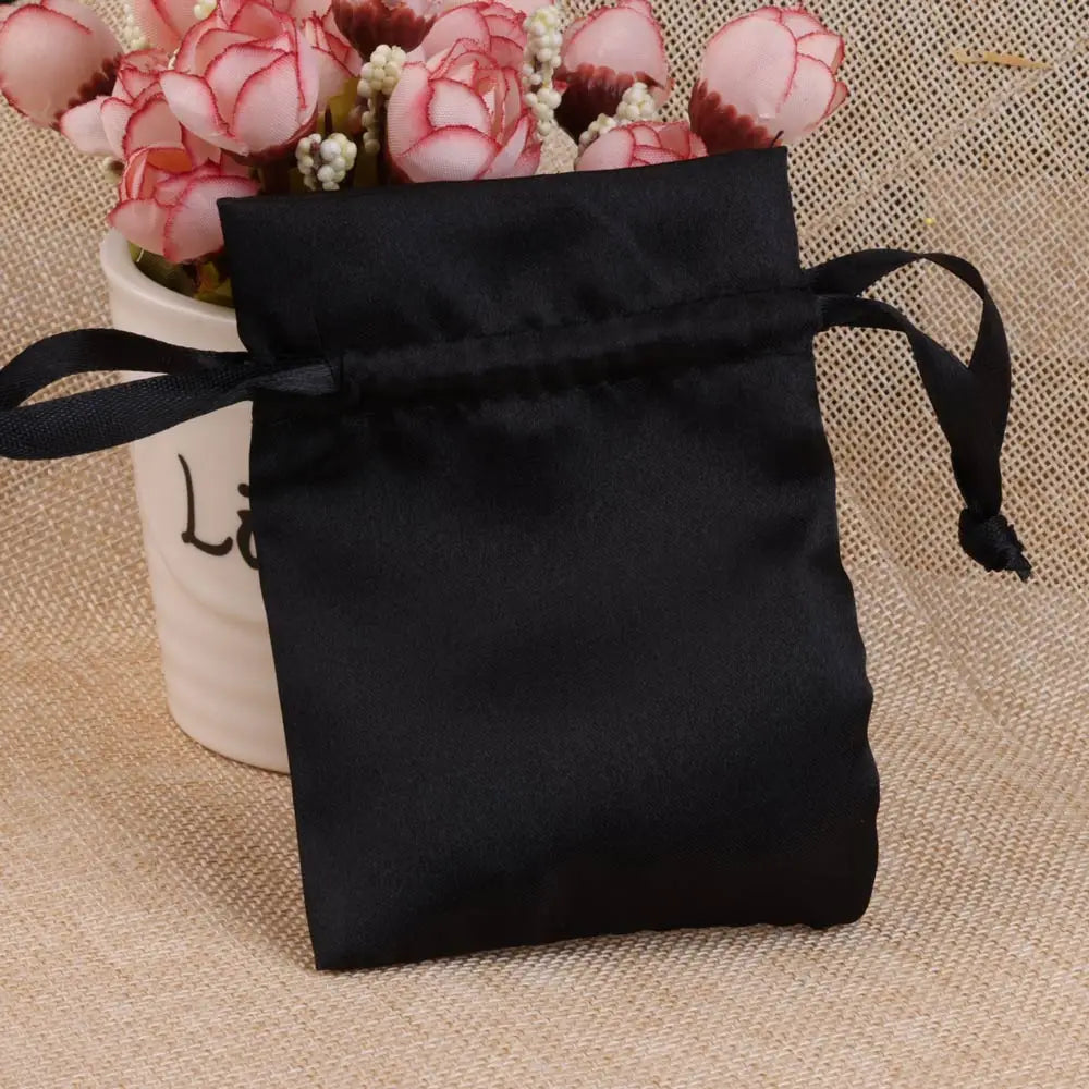 Satinbeutel mit Kordelzug zum Verpacken von Geschenktüten.