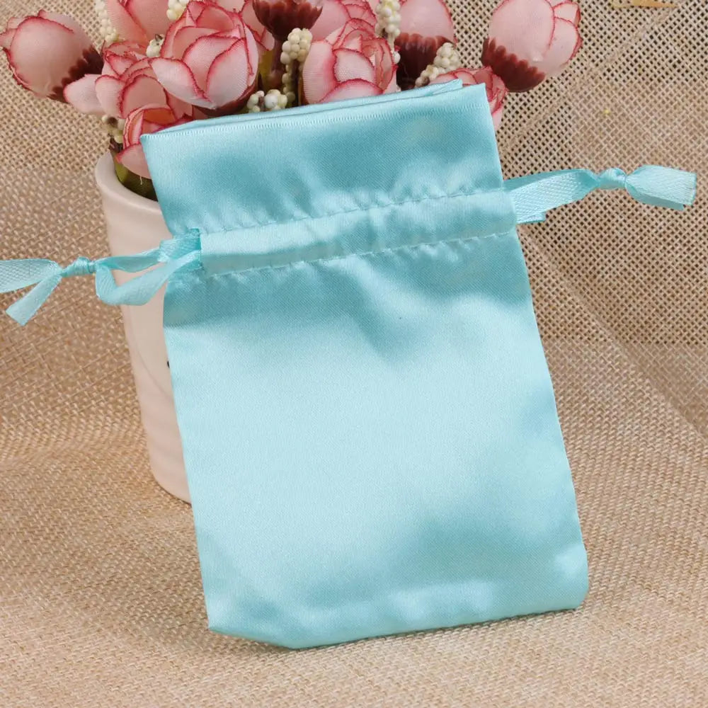 Satinbeutel mit Kordelzug zum Verpacken von Geschenktüten.