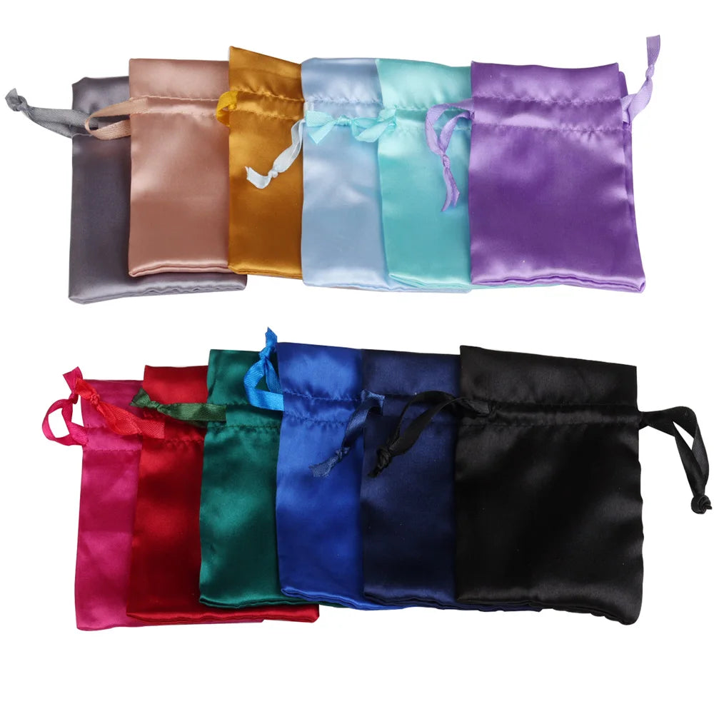 Satinbeutel mit Kordelzug zum Verpacken von Geschenktüten.
