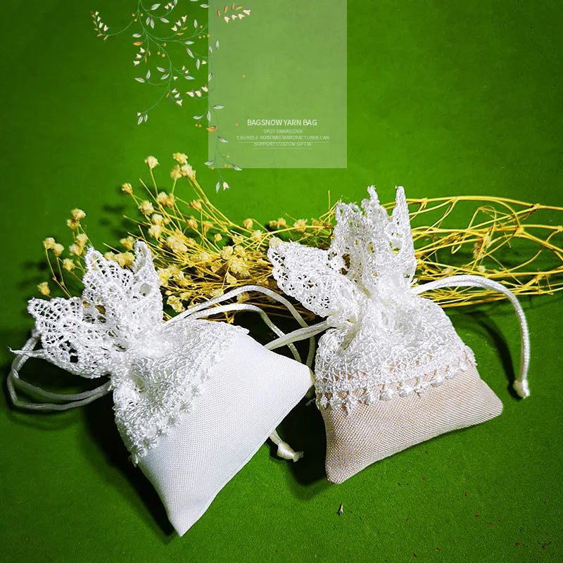 Weiße Geschenktüten mit Spitzenstickerei und Kordelzug für Süßigkeiten, 10 Stück.