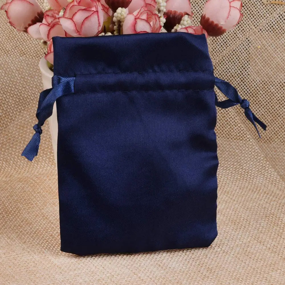 Satinbeutel mit Kordelzug zum Verpacken von Geschenktüten.