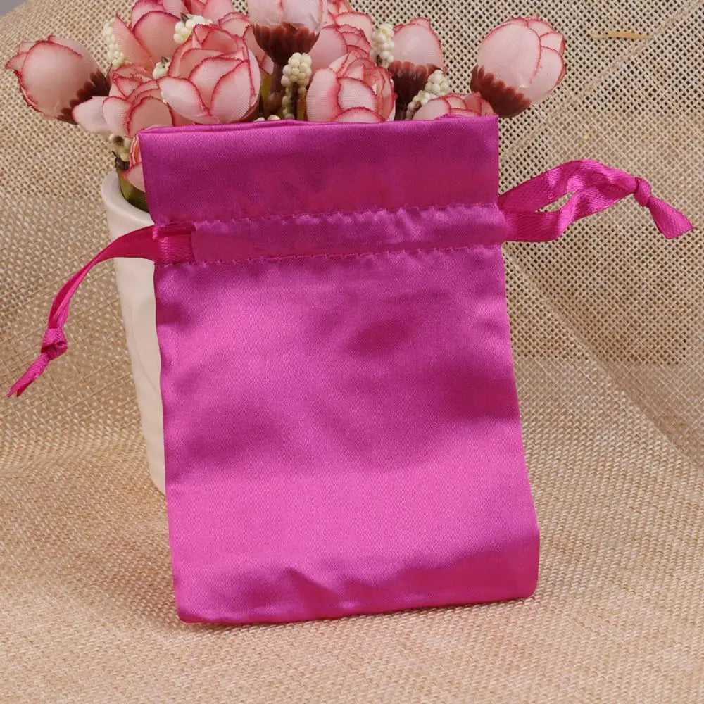 Satinbeutel mit Kordelzug zum Verpacken von Geschenktüten.