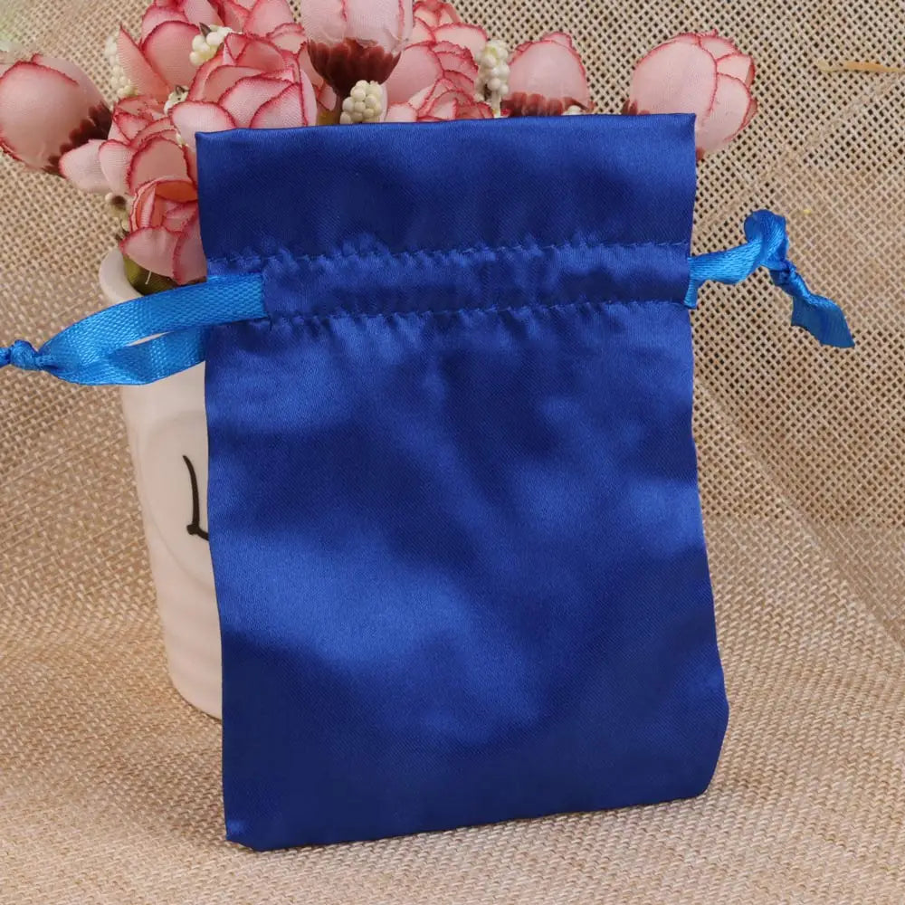 Satinbeutel mit Kordelzug zum Verpacken von Geschenktüten.
