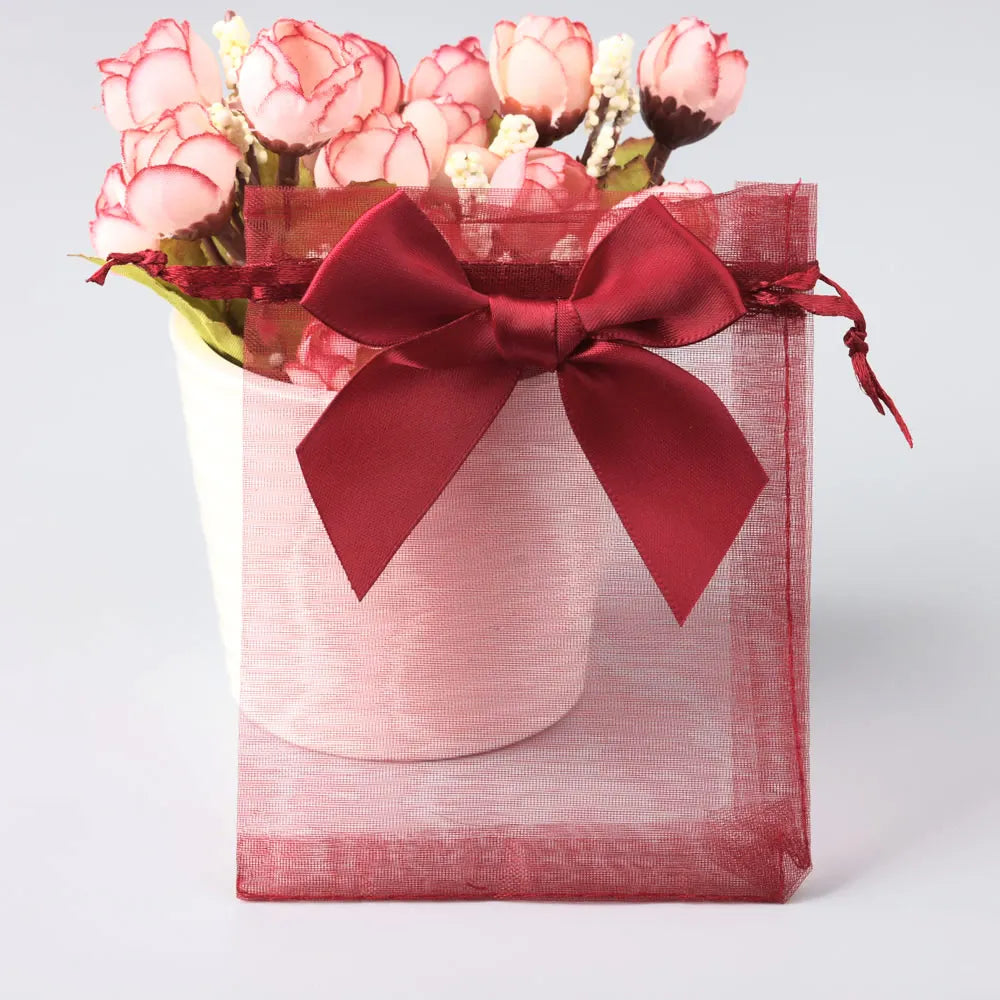Organza-Geschenkbeutel mit Schleife und Kordelzug.