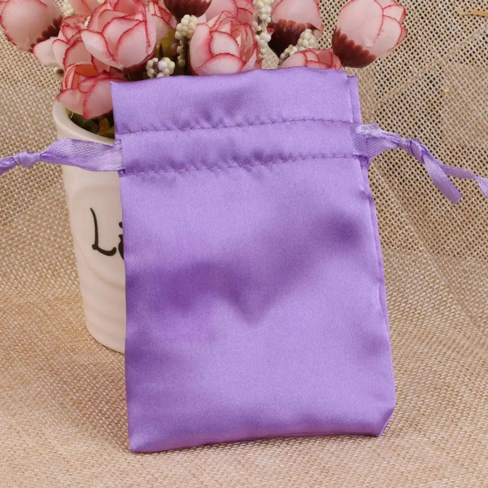 Satinbeutel mit Kordelzug zum Verpacken von Geschenktüten.