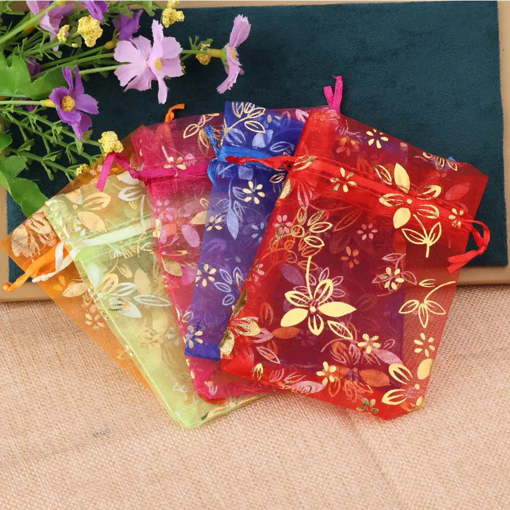 Satinbeutel mit Kordelzug zum Verpacken von Geschenktüten.