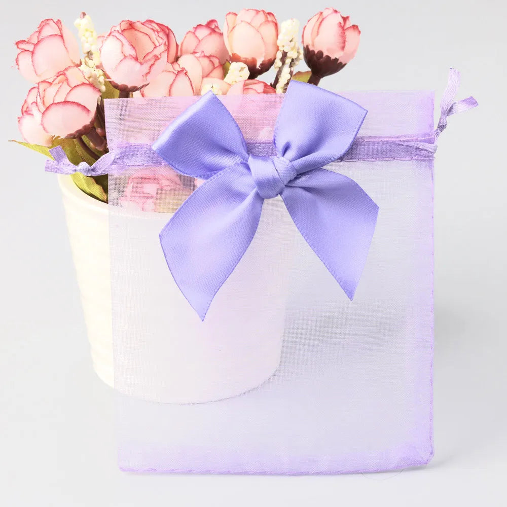 Organza-Geschenkbeutel mit Schleife und Kordelzug.