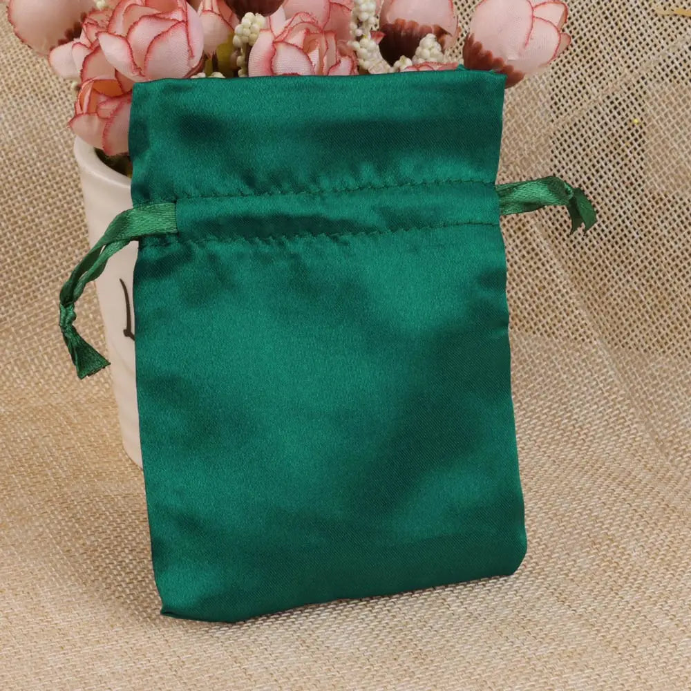 Satinbeutel mit Kordelzug zum Verpacken von Geschenktüten.