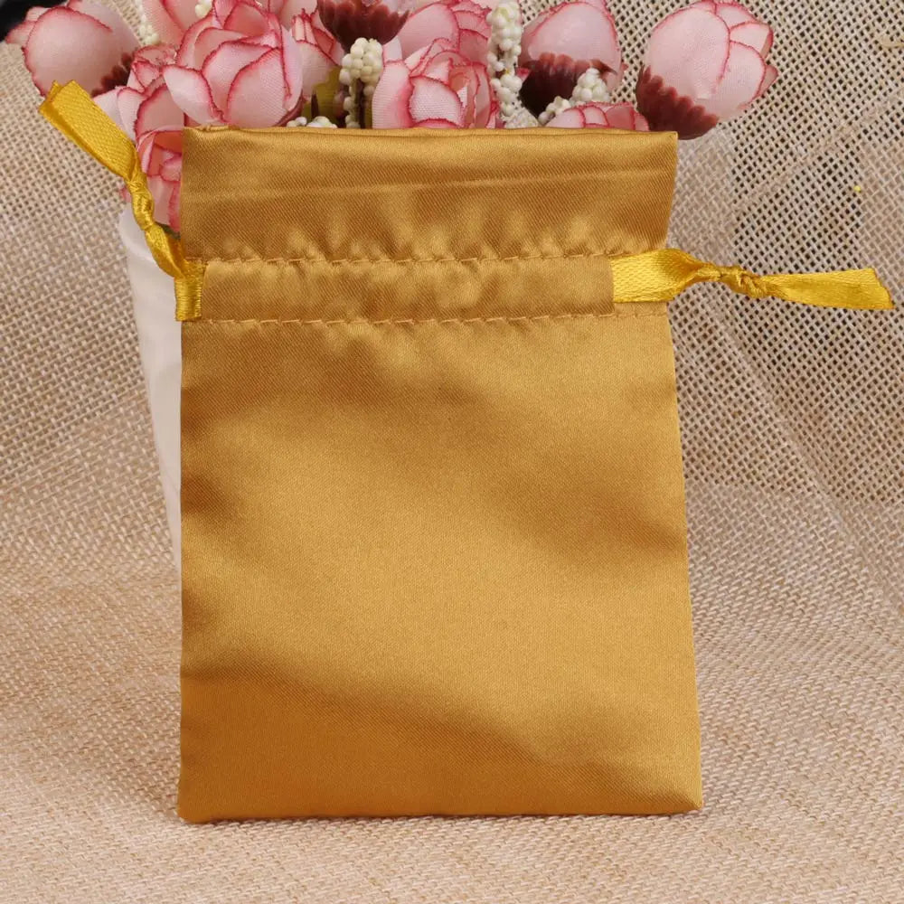 Satinbeutel mit Kordelzug zum Verpacken von Geschenktüten.