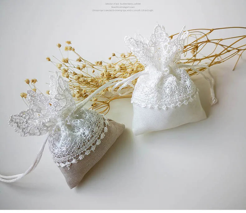 Weiße Geschenktüten mit Spitzenstickerei und Kordelzug für Süßigkeiten, 10 Stück.