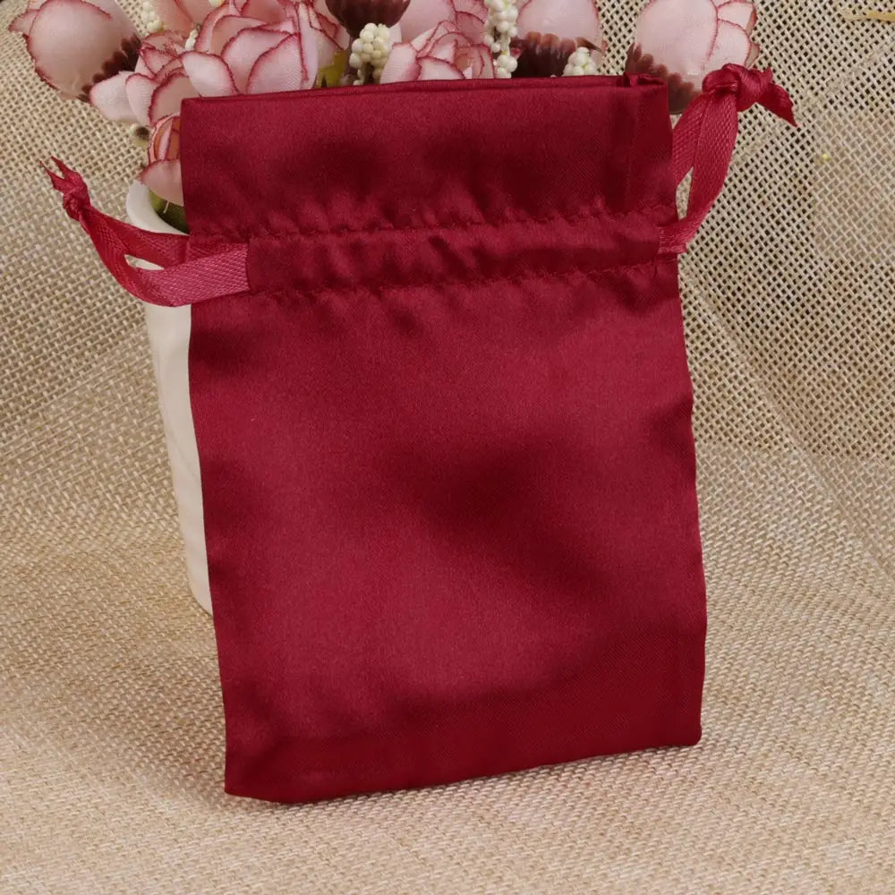 Satinbeutel mit Kordelzug zum Verpacken von Geschenktüten.