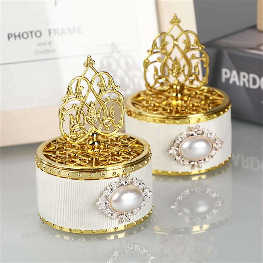 Elegante Süßigkeiten-Geschenkbox in Goldweiß.