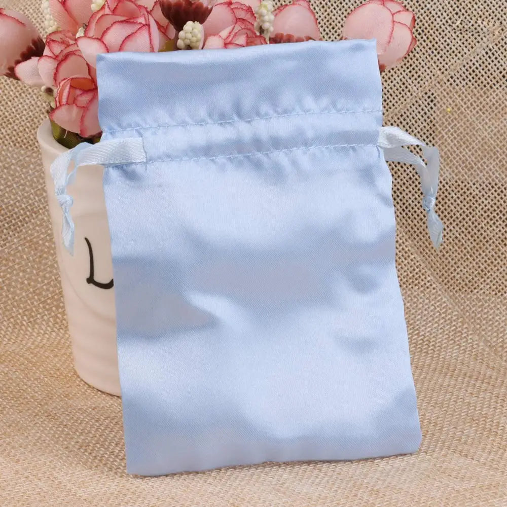 Satinbeutel mit Kordelzug zum Verpacken von Geschenktüten.