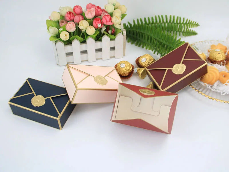 Neue Geschenkboxen, Verpackung in Umschlagform, Hochzeitsgeschenk.