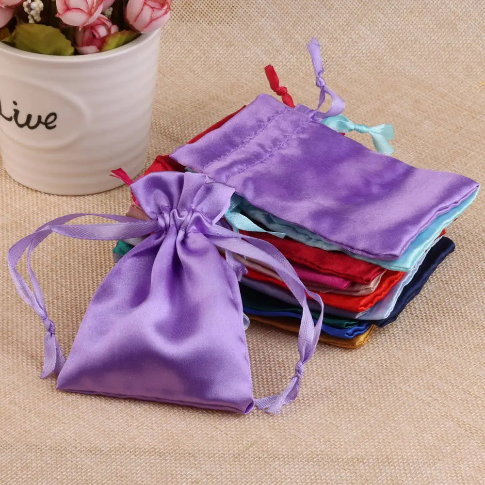 Satinbeutel mit Kordelzug zum Verpacken von Geschenktüten.