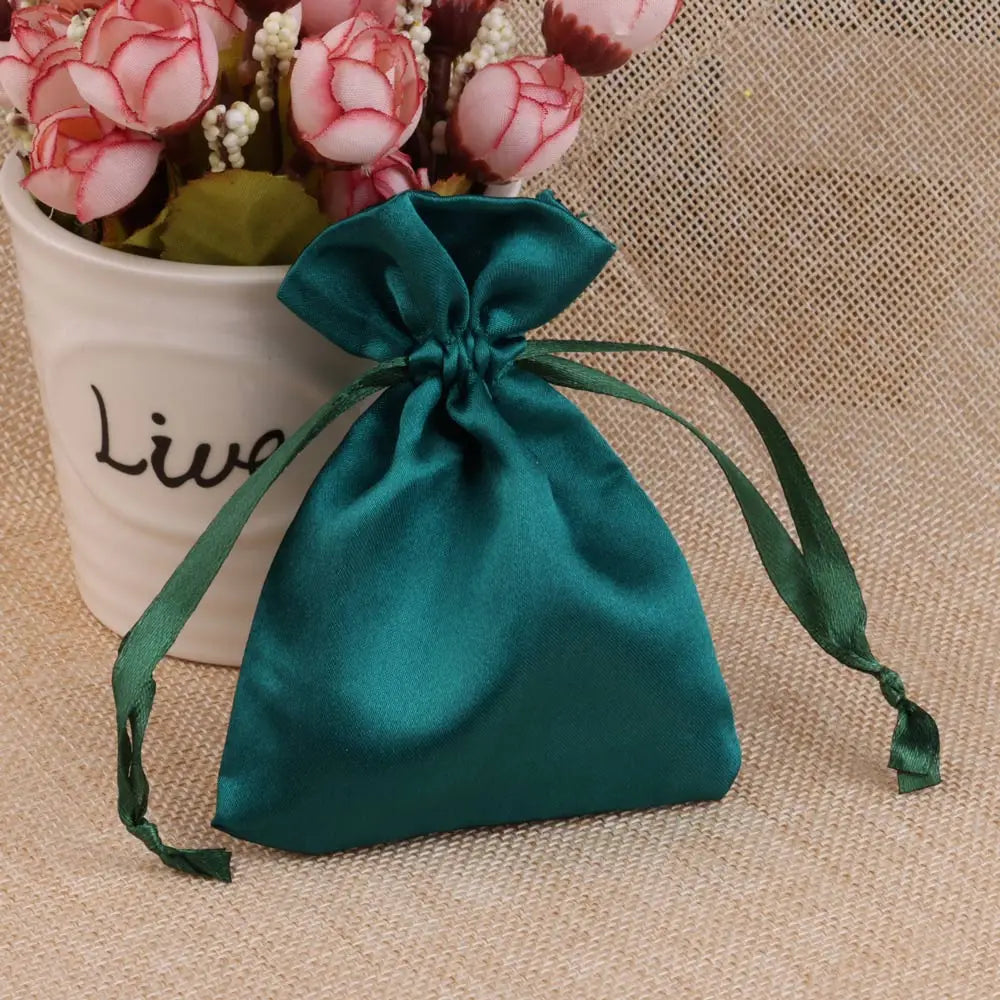 Satinbeutel mit Kordelzug zum Verpacken von Geschenktüten.