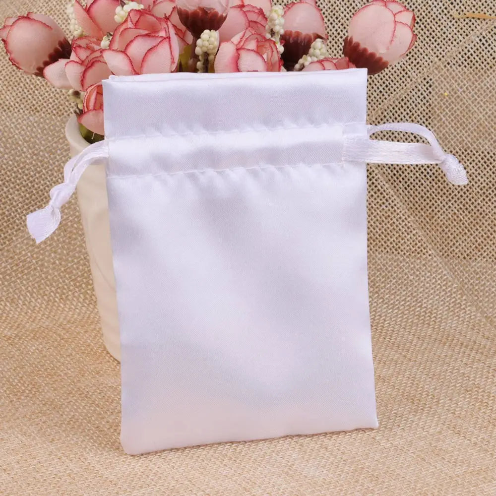 Satinbeutel mit Kordelzug zum Verpacken von Geschenktüten.