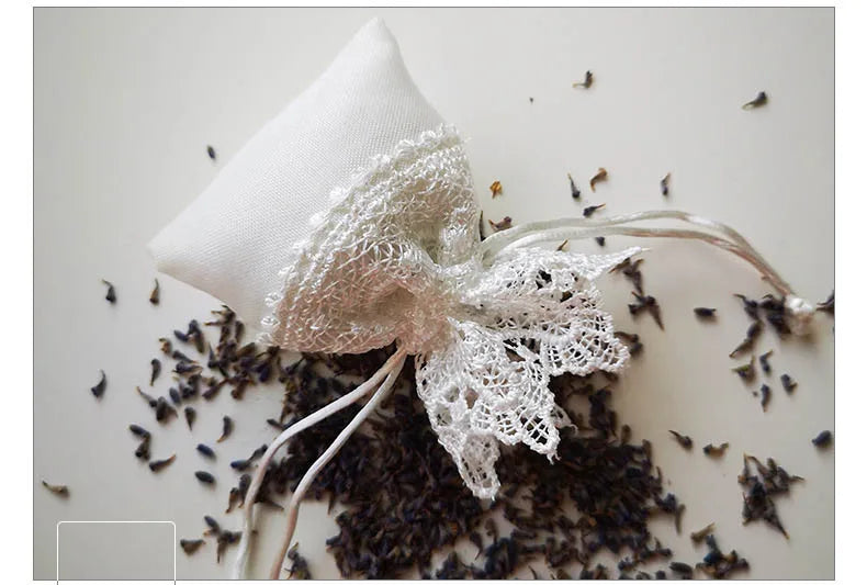 Weiße Geschenktüten mit Spitzenstickerei und Kordelzug für Süßigkeiten, 10 Stück.