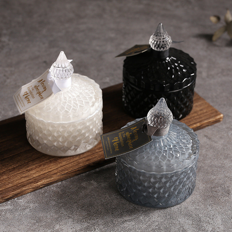 Kreative Aromatherapie-Glaskerze aus Sojawachs mit Deckel mit Knopf.