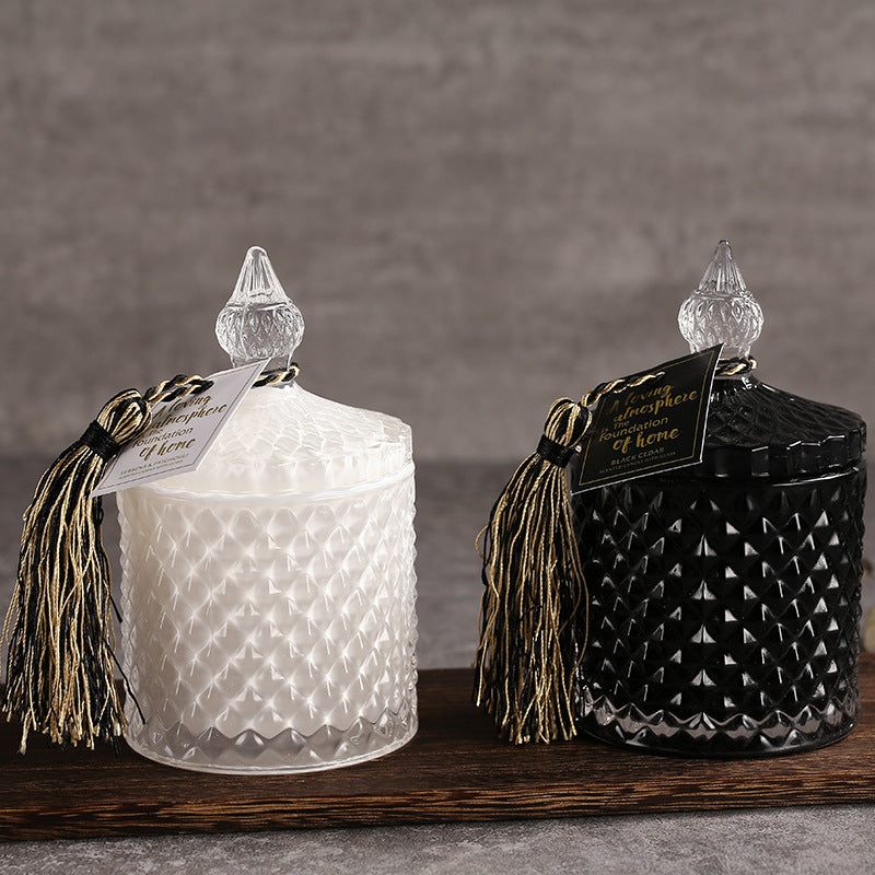Kreative Aromatherapie-Glaskerze aus Sojawachs mit Deckel mit Knopf.