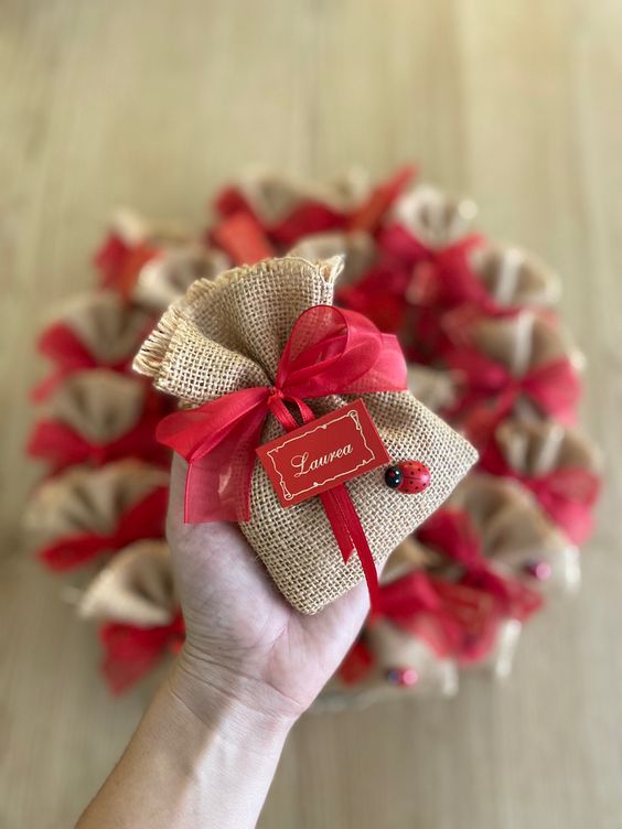 Konfetti-Geschenktüte zum Schulabschluss mit roter Schleife und Marienkäfer